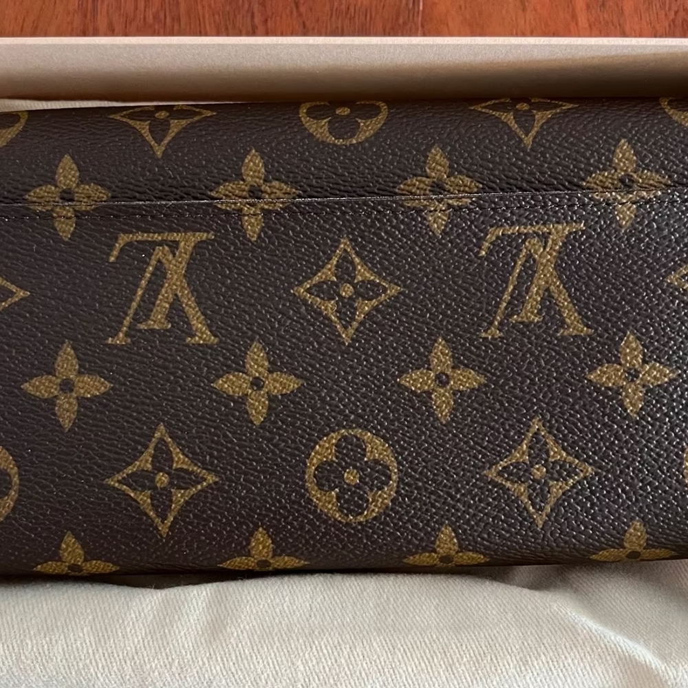 Louis Vuitton Monogram Sarah Wallet - Picture 4 of 9
